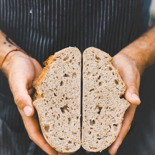 Pane senza glutine dorato e croccante, frutto delle tecniche di panificazione sperimentale del workshop di Chef Beria.