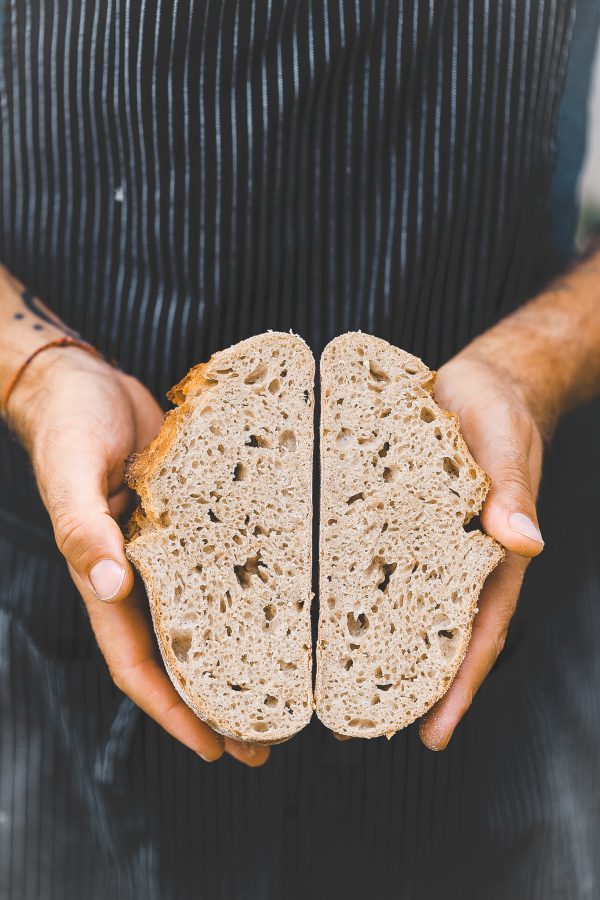 Pane senza glutine dorato e croccante, frutto delle tecniche di panificazione sperimentale del workshop di Chef Beria.