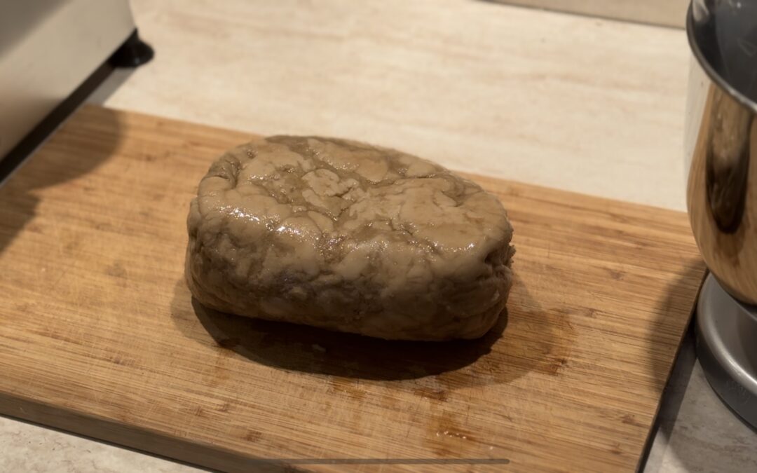 Seitan autoprodotto da farina sciacquata: ricetta, benefici e valori nutrizionali